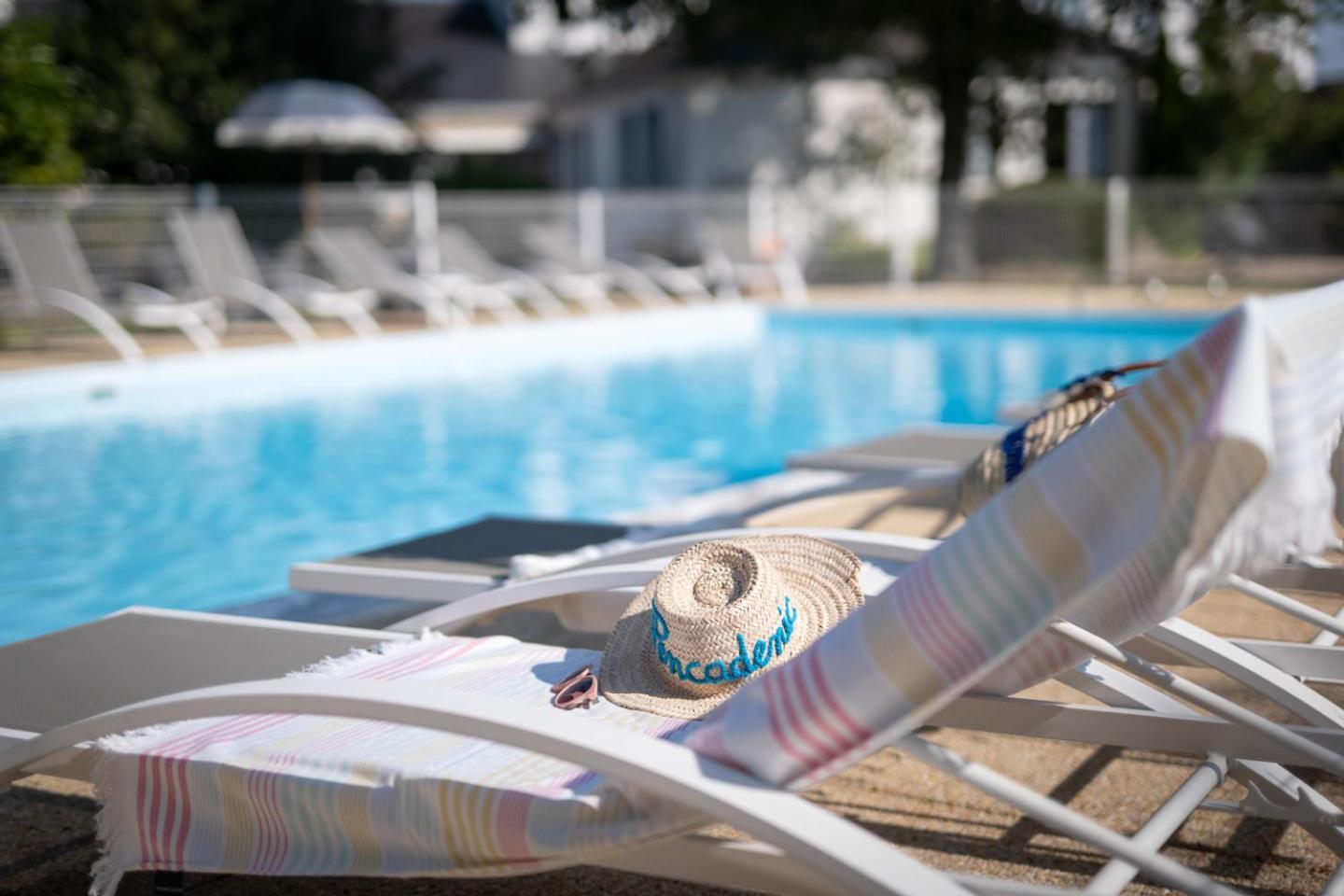 Logis Hotel La Croix Du Sud Le Tour-du-Parc 외부 사진