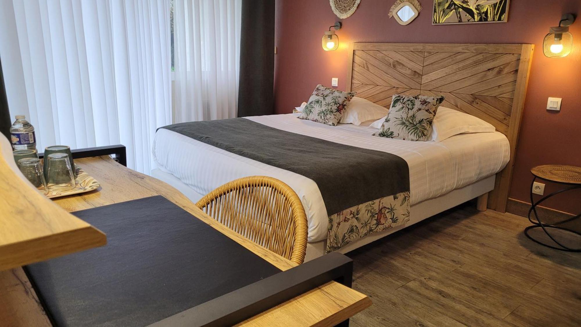 Logis Hotel La Croix Du Sud Le Tour-du-Parc 외부 사진